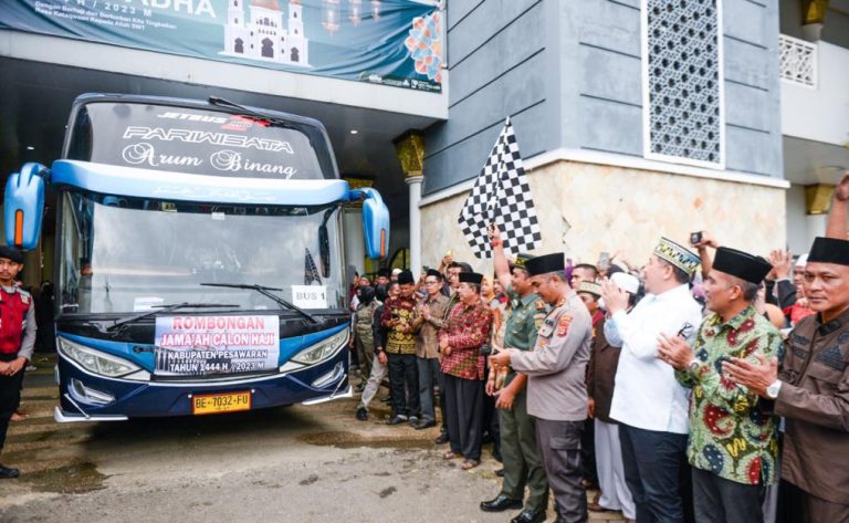 Bupati Pesawaran Lepas Keberangkatan Jamaah Calon Haji Kloter 45