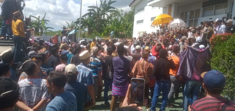 Diwarnai Saling Dorong, Aksi Demo Paksa Masuk Kantor BPN Pesawaran