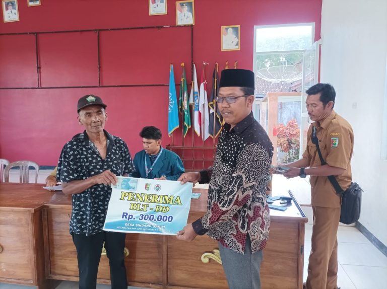 Pemdes Sindang Garut Bagikan BLT Tahap II