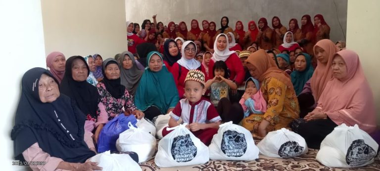 Dihari Jadi Kabupaten Pesawaran ke-16, Srikandi Dermawan Bagikan Ratusan Paket Sembako