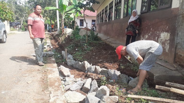 Sering Dibobol Maling SDN 11 Geta Bangun Pagar Secara Swadaya