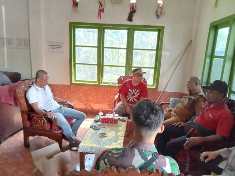 Tuntaskan Masalah, Kepala Desa Kebagusan Kunjungi Kediaman Paisal