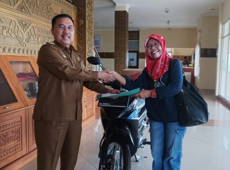 Yulianti Guru Desa Pahawang, Menang Doorprize Sepeda Motor HUT Pesawaran