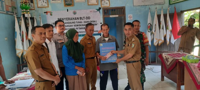 Pemdes Sukajaya Punduh Bagikan BLT -DD ke 24 KPM