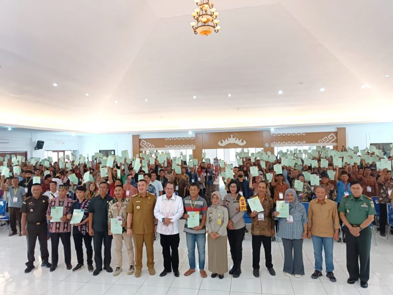 Bupati Bersama BPN Pesawaran Serahkan 645 Sertipikat Ke Masyarakat