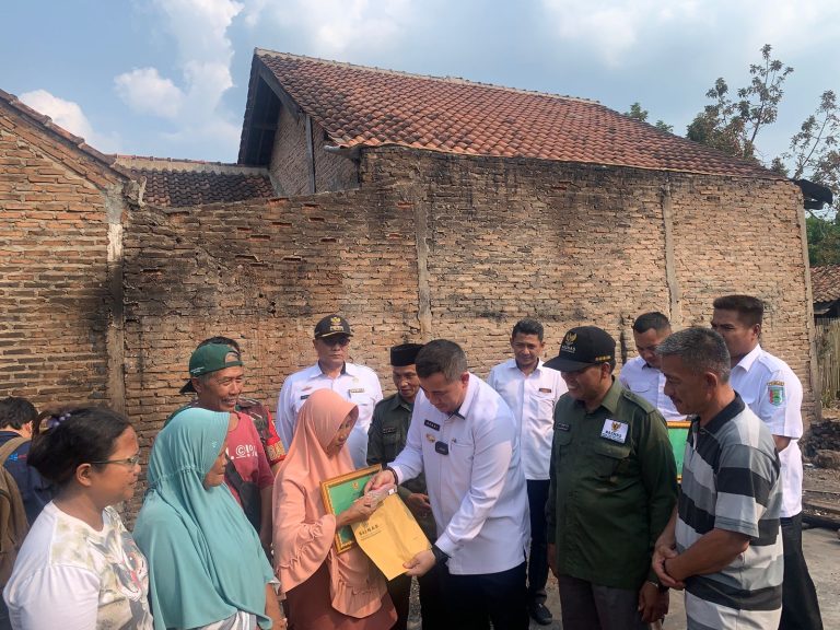 Bupati dan BAZNAS Pesawaran Serahkan Bantuan Uang Tunai Kepada Korban Kebakaran