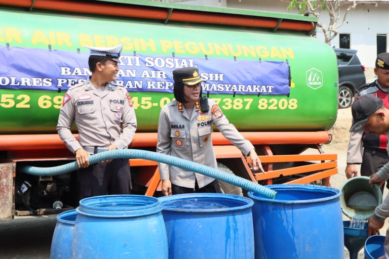 Kapolres Pesawaran Berikan Bantuan Air Bersih kepada Masyarakat Terdampak Kekeringan