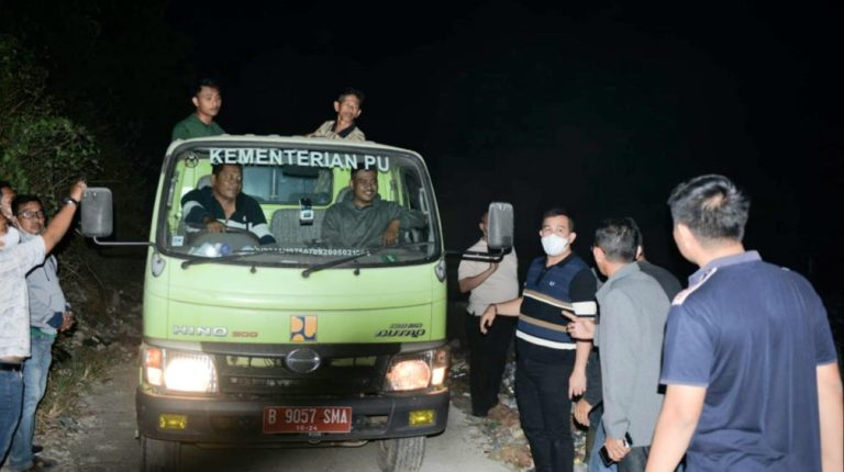 Turun ke Lokasi Bupati dan Kapolres Pesawaran Ikut Serta Padamkan Api di TPA