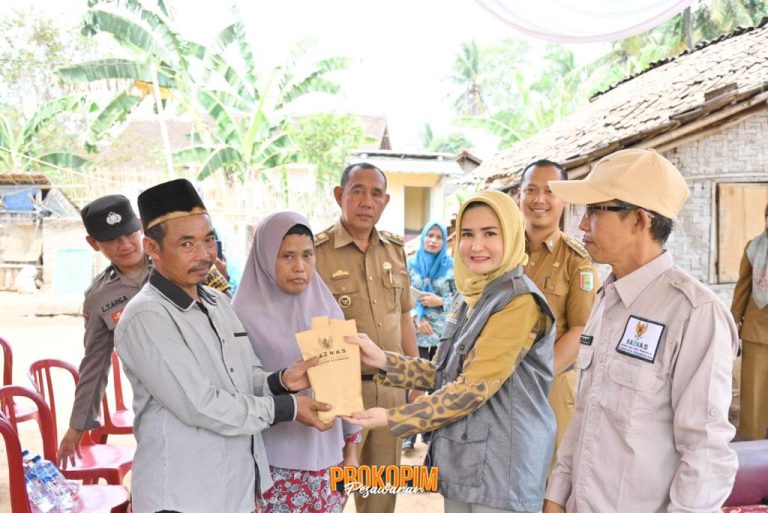 Ketua TP PKK Bersama Baznas Pesawaran Kembali Salurkan Program Bedah Rumah