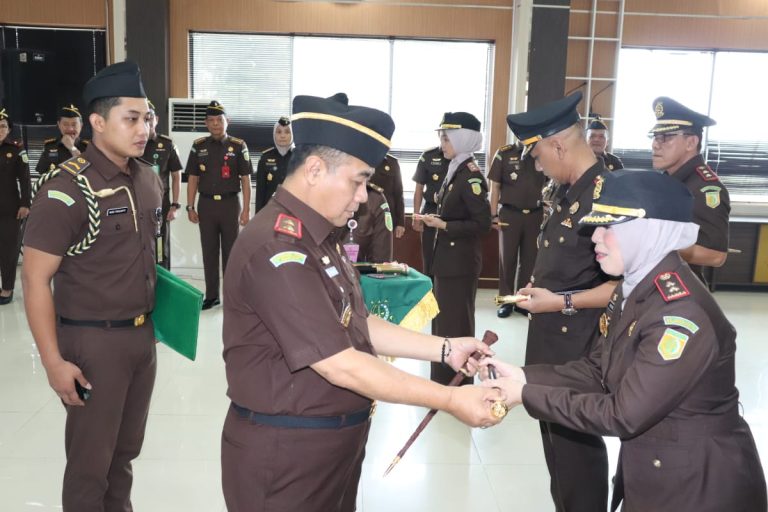 Kajati Lampung Lantik dan Ambil Sumpah Tujuh Kejari Baru