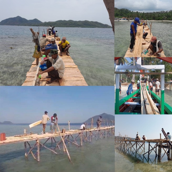 Kades Pulau Pahawang Bersama Masyarakat Bangun Tambatan Dermaga Perahu Secara Swadaya