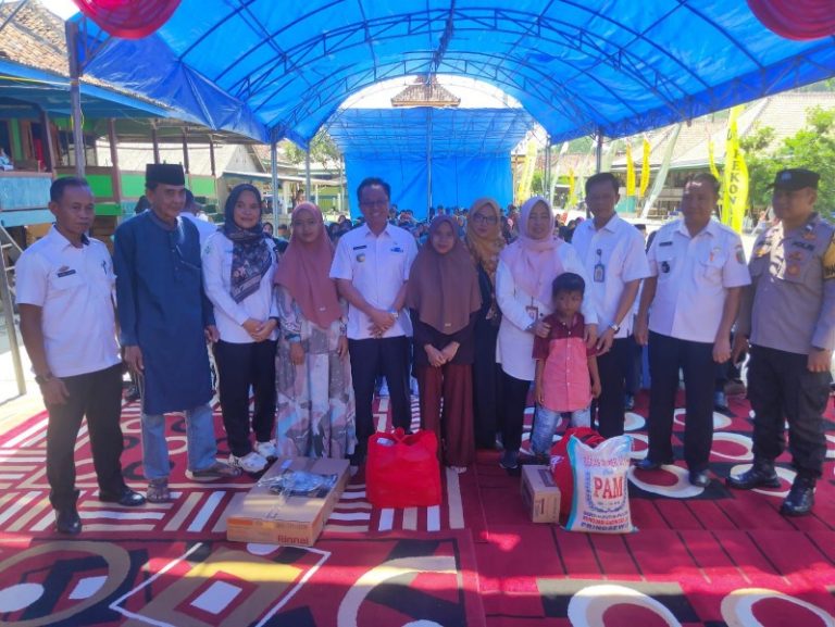 Bupati Pesawaran Serahkan Bantuan Kemensos RI di Desa Pekon Ampai