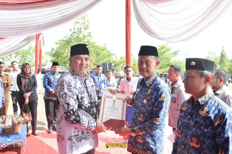 Usai Upacara, Bupati Pesawaran Berikan Penghargaan Kepada ASN Berprestasi