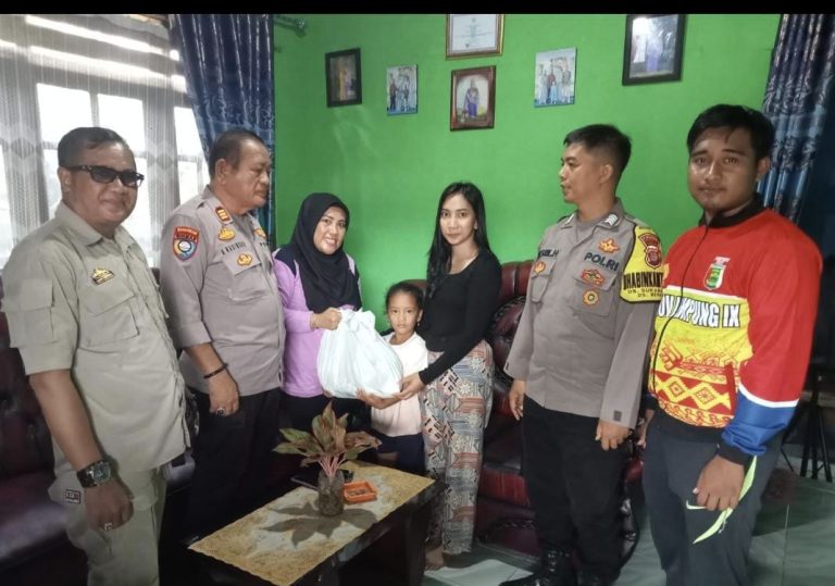 Setiap Hari Jum’at, Guru dan Siswa SDN 11 Gedongtataan Bagikan Paket Sembako Kewarga Sekitar