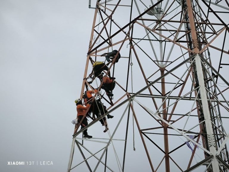 Basarnas Lampung  Selamatkan Wanita Hendak Bunuh Diri di Tower Gegara Ditinggal Suami