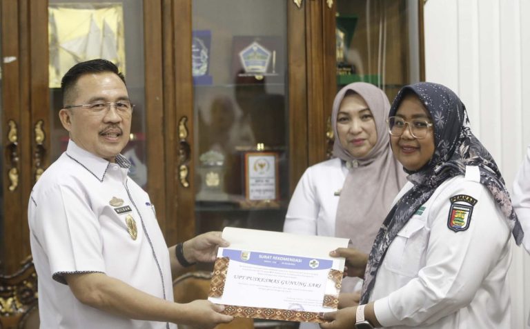 Tingkatan Pelayanan Kesehatan, Sekda Pesawaran Serahkan Rekomendasi BLUD