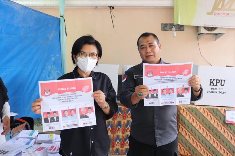 Kajati Lampung Gunakan Hak Pilih di TPS 15 TBU Bandar Lampung