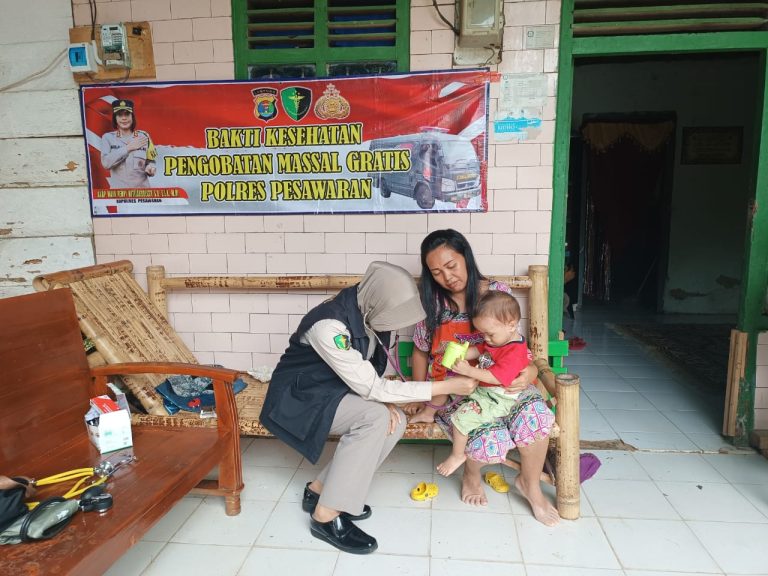 Tim Dokkes Polres Pesawaran Berikan Pengobatan Gratis Bagi Warga Terdampak Banjir