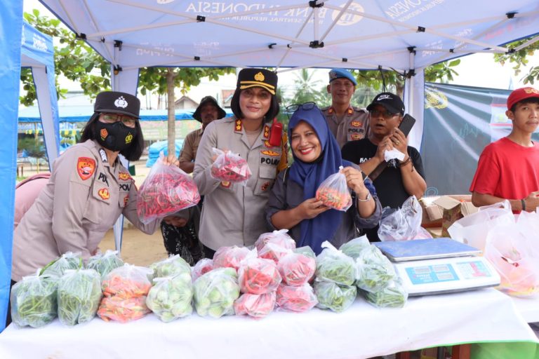 Ringankan Beban Masyarakat, Polres Pesawaran Gelar Pasar Murah