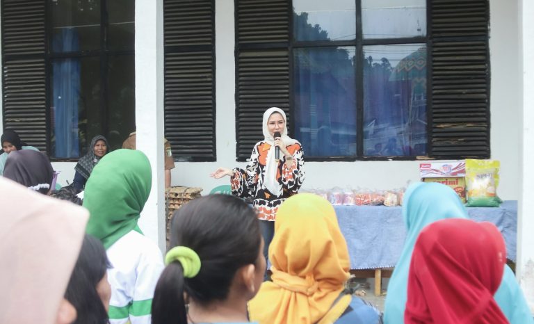 Ketua TP-PKK Kabupaten Pesawaran Buka Pasar Murah Mandiri