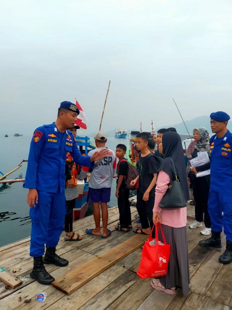 Sat PolAirud Polres Pesawaran Berikan Imbauan Keselamatan Saat Belayar
