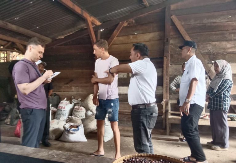 Bupati Pesawaran Ajak Investor Rusia Kunjungi Perkebunan Kakao dan Pantai