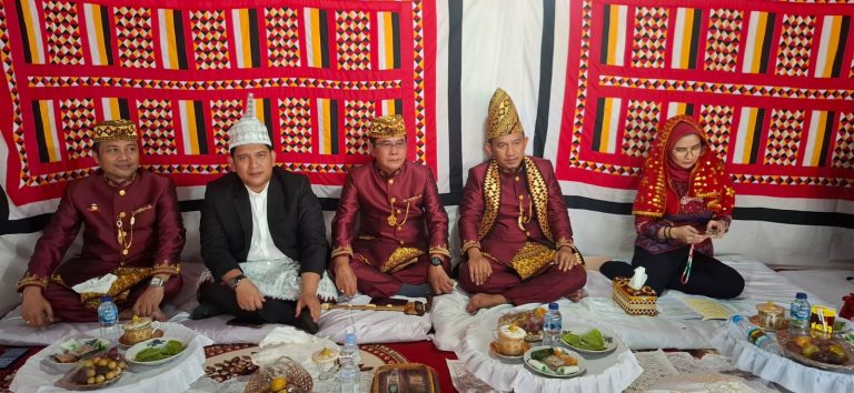 Peduli Pelestarian Adat Lampung, Ketua TP-PKK Pesawaran Lakukan Anjau Silau