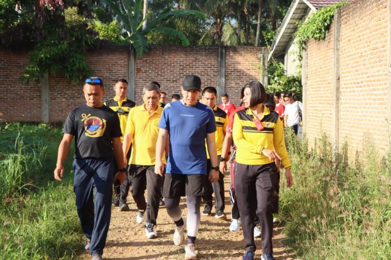 Meriahkan Hari Bhayangkara ke-78, Polres Pesawaran Gelar Jalan Sehat