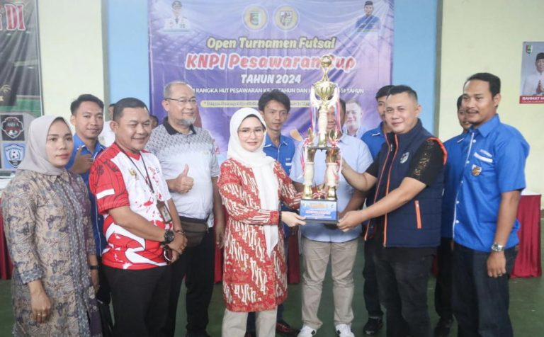 Ketua TP- PKK Pesawaran Buka Open Turnamen Futsal KNPI Cup  