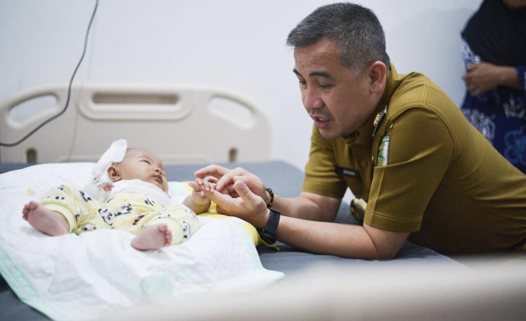 Bupati Pesawaran Kunjungi Bayi Tersiram Air Panas