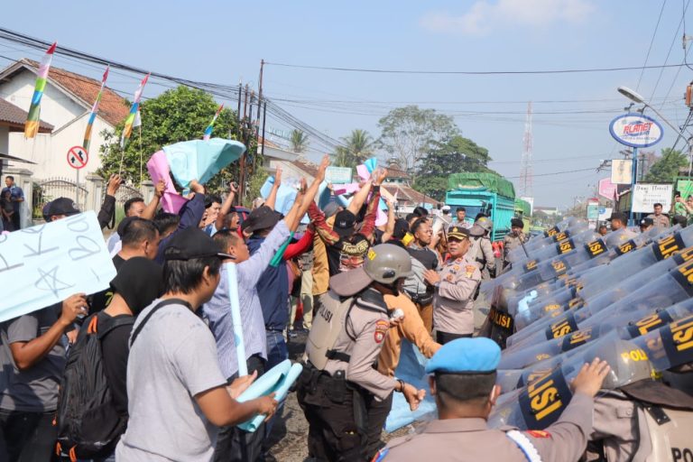 Unjuk Rasa, Ratusan Personil Polres Pesawaran Amankan Massa di Kantor Bawaslu