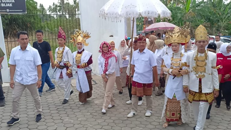 Diarak Ribuan Pendukung dan 11 Partai Nanda – Antonius Resmi Daftar Ke KPU