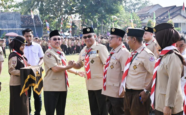 Hari Pramuka ke-63, Sekda Pesawaran Sematkan Penghargaan TPOD