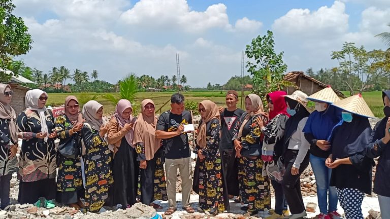 Peduli Rumah Ibadah, Srikandi Dermawan Salurkan Bantuan Pembangunan Masjid
