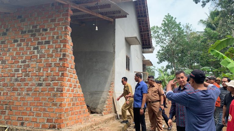 Korban Angin Puting Beliung di Kecamatan Negeri Katon Terima Bantuan Bedah Rumah