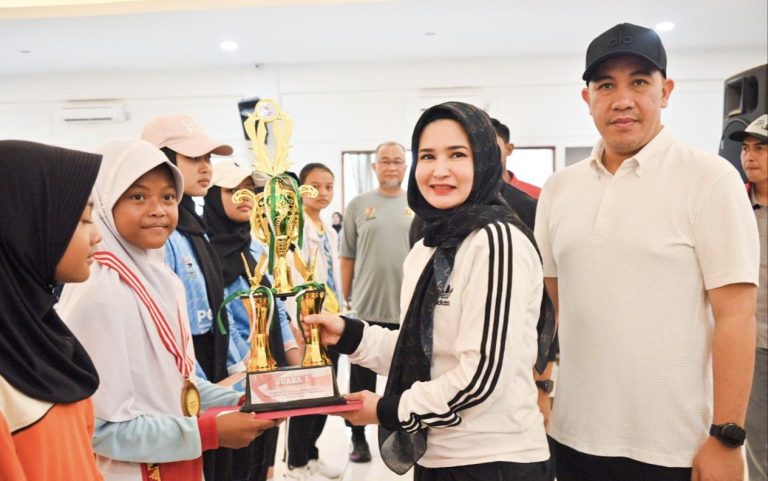 Peringatan Hari Olahraga Nasional ke-41, Pemkab Pesawaran Berikan Tali Asih Para Atlet