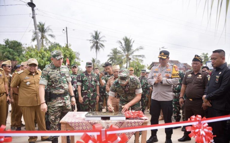 Bupati Pesawaran Bersama Kodim 0421/Lamsel Resmikan Pembangunan Jalan Desa Lumbirejo 
