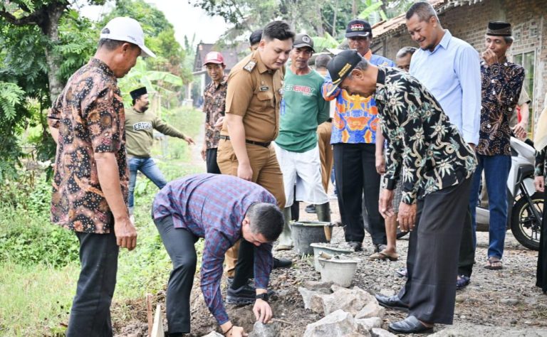 Pelancar Distribusi Hasil Pertanian, Bupati Dendi Letakan Batu Pertama Pembangunan Jalan Usaha Tani