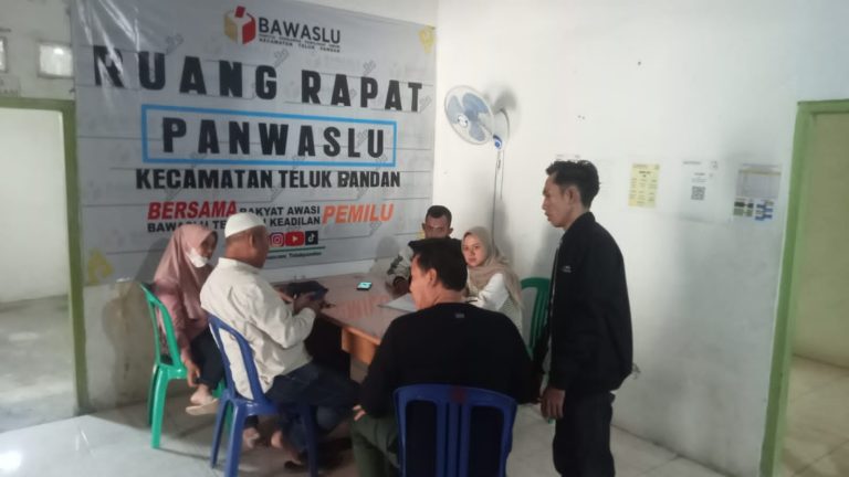 Banner Calon Bupati No 2 Dirusak, Relawan Nanda Anton Lapor ke Panwascam