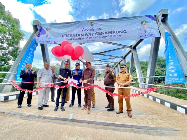 Tunjang Perekonomian Masyarakat, Bupati Dendi Resmikan Jembatan Way Sekampung