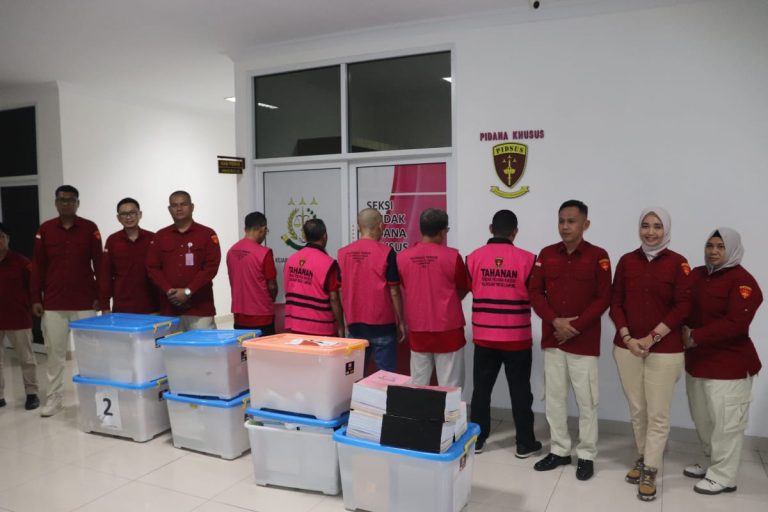 Kejati Lampung Serahkan Para Tersangka Korupsi PDAM Way Rilau Ke Kejari Bandar Lampung