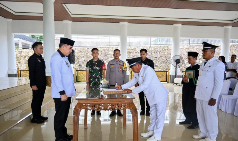 Bupati Dendi Lantik Tiga Pj Kepala Desa di Kecamatan Negeri Kanton