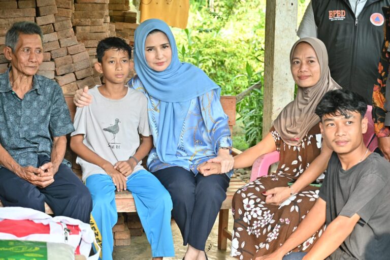 Ketua TP PKK Pesawaran Tinjau Rumah Warga Terdampak Puting Beliung di Way Lima