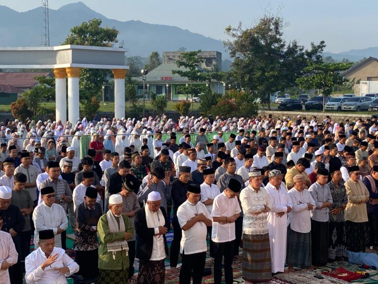 Bupati Dendi Sholat Idul Adha di Islamic Center Bersama Warga