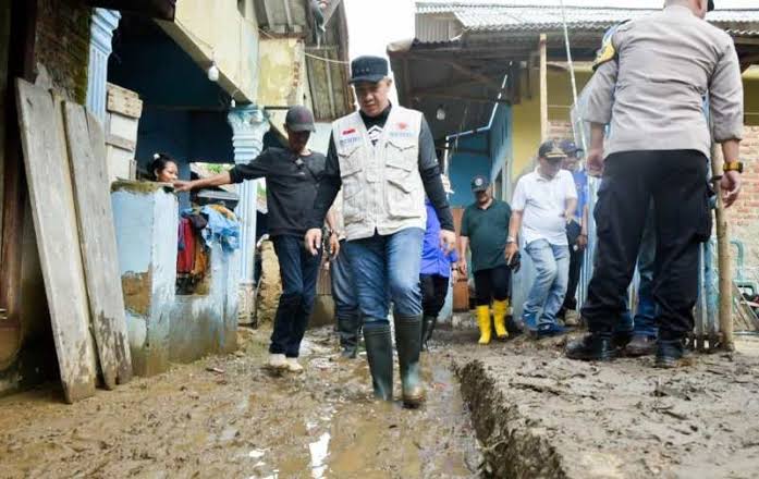 Tanah Longsor di Kecamatan Teluk Pandan, Bupati Pesawaran Perintahkan PUPR Turunkan Alat Berat