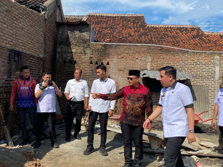 Bupati Pesawaran Tinjau Usaha Tapai yang Terbakar di Desa Bagelen