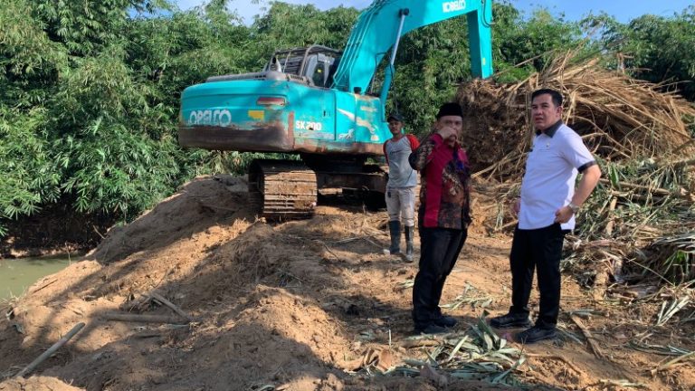 Bupati Dendi Tinjau Normalisasi Sungai Desa Bagelen