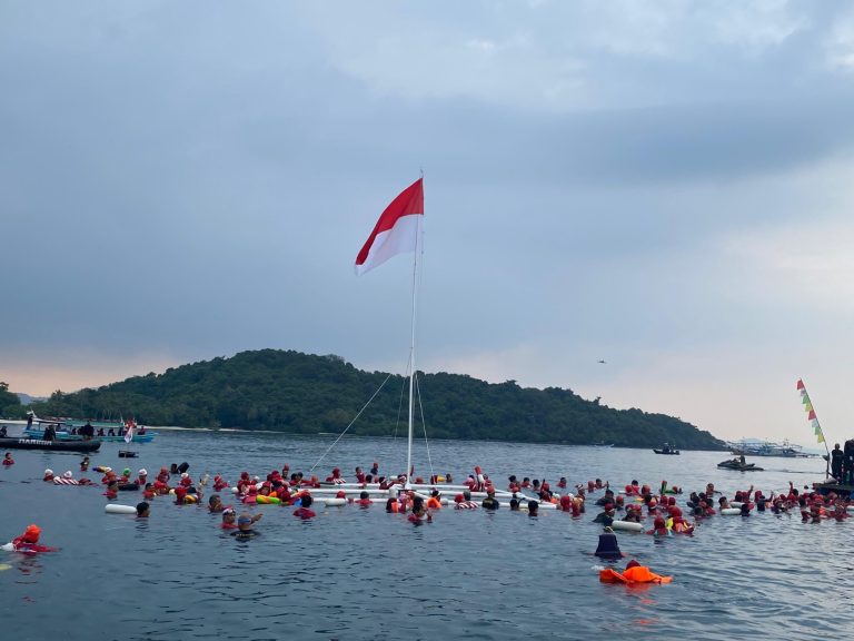 Kibarkan Merah Putih di Laut Mutun Pesawaran Pecahkan Rekor MURI