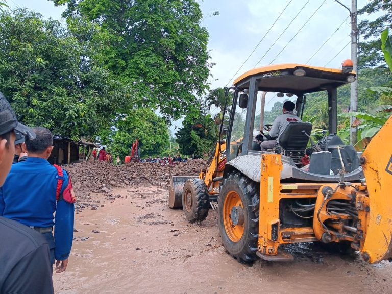 Akibat Hujan Deras, Pemkab Pesawaran Turun Langsung di Wilayah Pesisir 