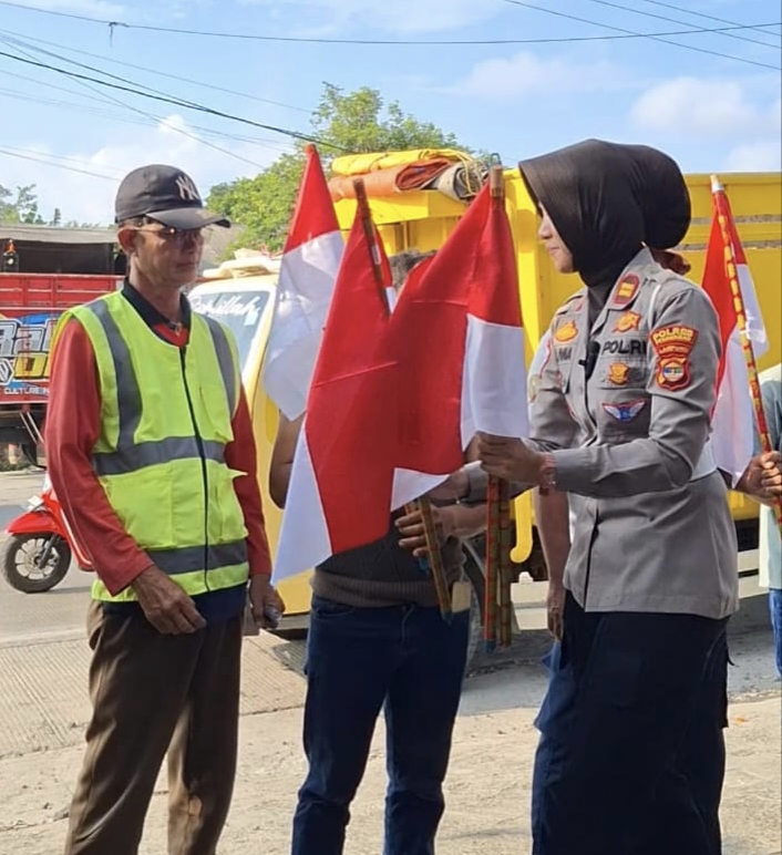Sambut HUT RI ke- 80, Sat Lantas Polres Pesawaran Bagikan 1.000 Bendera Merah Putih